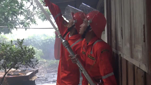 เกิดเหตุไฟไหม้บ้านในชุมชนหนาแน่น กลางเมืองสงขลา