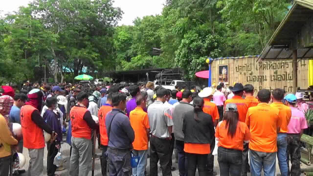 ชาวพะเยานับพันคน อ่านกลอนวิงวอนสิ่งศักดิ์สิทธิ์ช่วยทีมหมูป่า