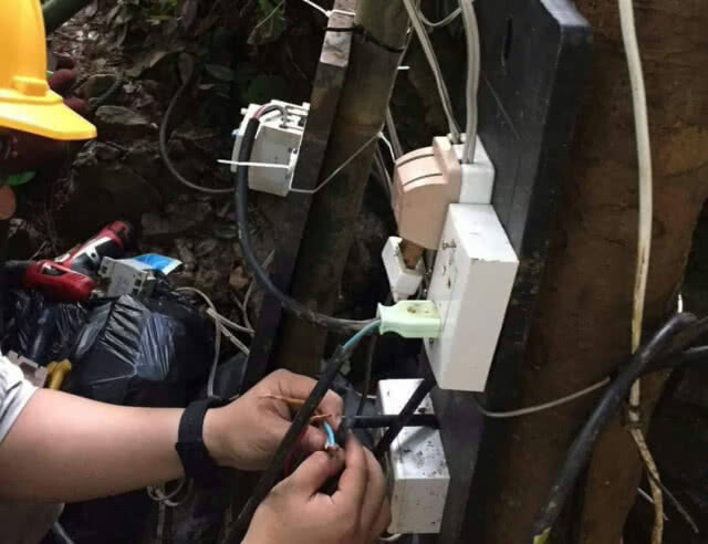 ข่าวมั่วเป็นเหตุ! จนท.การไฟฟ้าเพิ่มความปลอดภัยใน "ถ้ำหลวง" อีกชั้น หลังมีข่าวไฟฟ้ารั่ว
