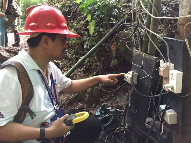 ข่าวมั่วเป็นเหตุ! จนท.การไฟฟ้าเพิ่มความปลอดภัยใน "ถ้ำหลวง" อีกชั้น หลังมีข่าวไฟฟ้ารั่ว