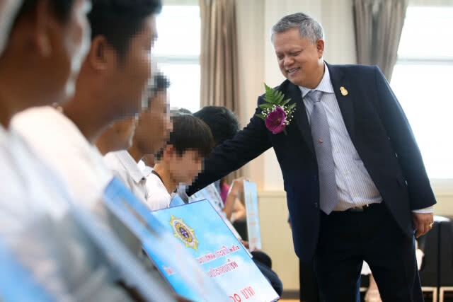 เลขาธิการ ป.ป.ส. มอบทุนประกอบอาชีพ เนื่องในวันต่อต้านยาเสพติดโลก