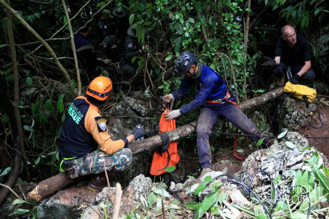 นี่สิหัวหน้า!!! ผบ.ตร.นำทีมสำรวจปล่อง "ถ้ำหลวง" ที่คาดว่าจะลงไปถึงห้องโถงใหญ่ได้ (ภาพชุด)