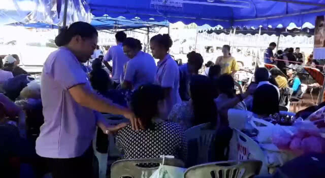 ส่งทีมหมอนวดแผนโบราณผ่อนคลายญาติทีมหมูป่า (มีคลิป)