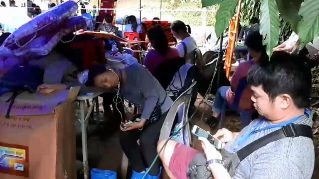 ส่งทีมหมอนวดแผนโบราณผ่อนคลายญาติทีมหมูป่า (มีคลิป)