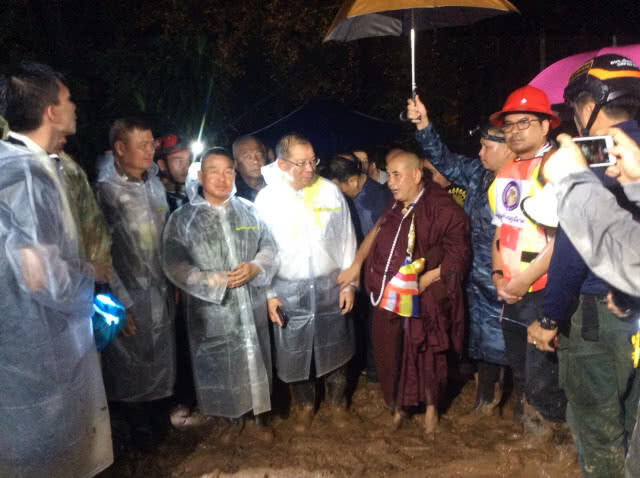 (คลิป) เหตุใด "ครูบาบุญชุ่ม" จึงเป็นความหวังของการค้นหาทั้ง 13 ชีวิตติดถ้ำหลวง