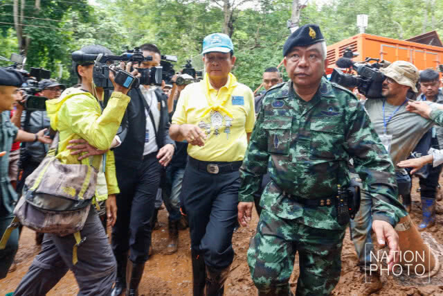 ประยุทธ์ ถึงถ้ำหลวง ตรวจเยี่ยม-ให้กำลังใจ ลั่นหากออกจากพัทยาบีชได้จะพาไปพัทยาของจริง