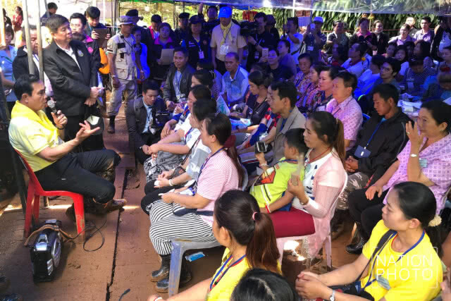 ประยุทธ์ ถึงถ้ำหลวง ตรวจเยี่ยม-ให้กำลังใจ ลั่นหากออกจากพัทยาบีชได้จะพาไปพัทยาของจริง
