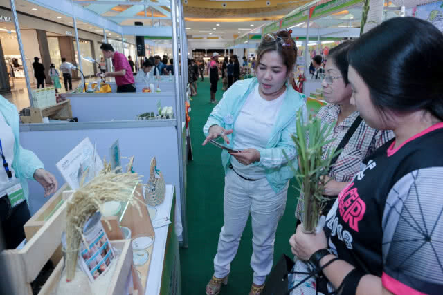 งาน "APi Roadshow มหัศจรรย์พาเหรดสินค้าเกษตรนวัตกรรม เลาะอีสาน แอ่วเหนือ ล่องใต้"