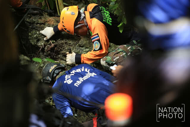 นี่สิหัวหน้า!!! ผบ.ตร.นำทีมสำรวจปล่อง "ถ้ำหลวง" ที่คาดว่าจะลงไปถึงห้องโถงใหญ่ได้ (ภาพชุด)