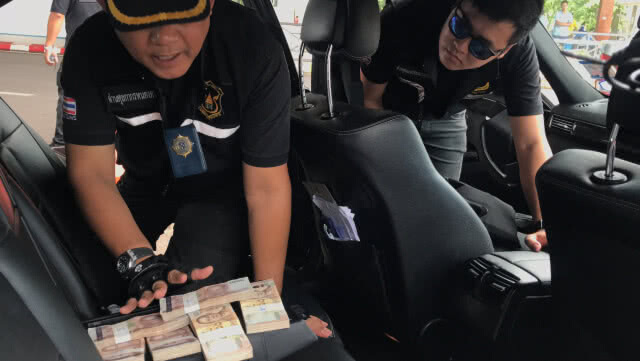 จับคาด่านเสี่ยขับเบนซ์ขนเงิน30ล.บ.ออกนอกประเทศ