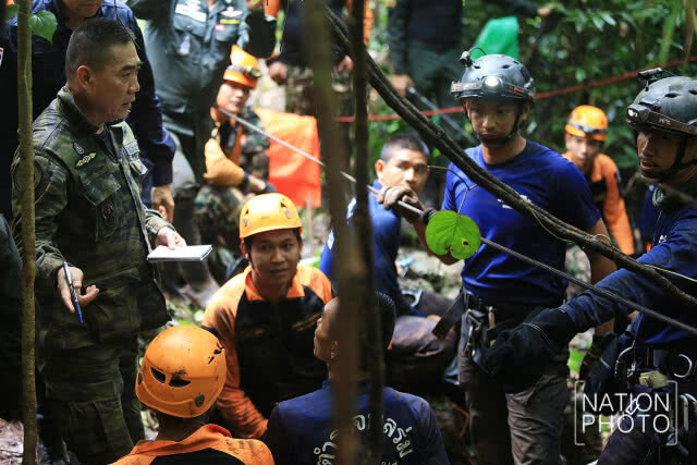 นี่สิหัวหน้า!!! ผบ.ตร.นำทีมสำรวจปล่อง "ถ้ำหลวง" ที่คาดว่าจะลงไปถึงห้องโถงใหญ่ได้ (ภาพชุด)