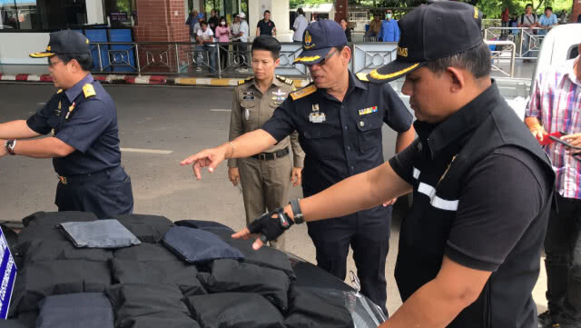 จับคาด่านเสี่ยขับเบนซ์ขนเงิน30ล.บ.ออกนอกประเทศ