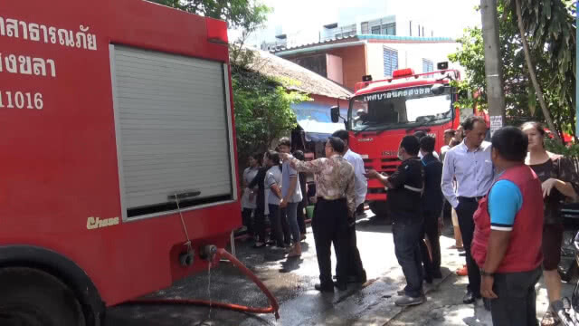 เกิดเหตุไฟไหม้บ้านในชุมชนหนาแน่น กลางเมืองสงขลา