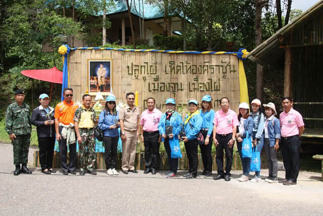 ชาวพะเยานับพันคน อ่านกลอนวิงวอนสิ่งศักดิ์สิทธิ์ช่วยทีมหมูป่า
