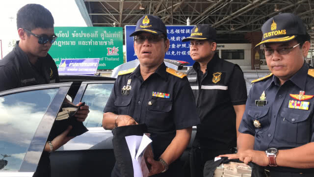 จับคาด่านเสี่ยขับเบนซ์ขนเงิน30ล.บ.ออกนอกประเทศ