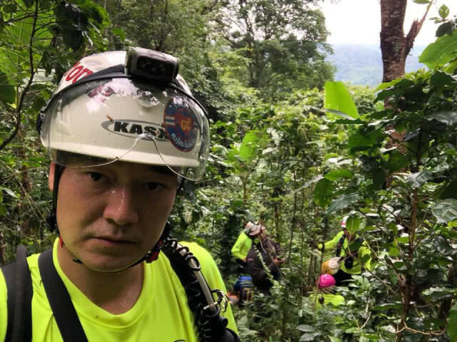 (คลิป) "ฝันดี" เปิดคลิปทางเข้าถ้ำลุ้นถึงตัว 13 นักเตะทีมหมูป่า