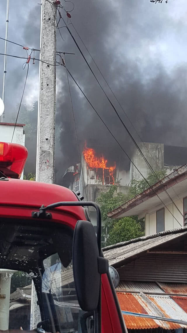 เกิดเหตุไฟไหม้บ้านในชุมชนหนาแน่น กลางเมืองสงขลา