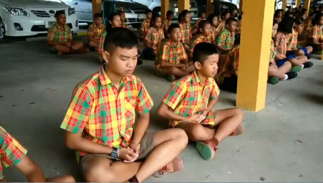 นั่งสมาธิอธิษฐาน13นาทีส่งแรงใจช่วยทีมหมูป่า