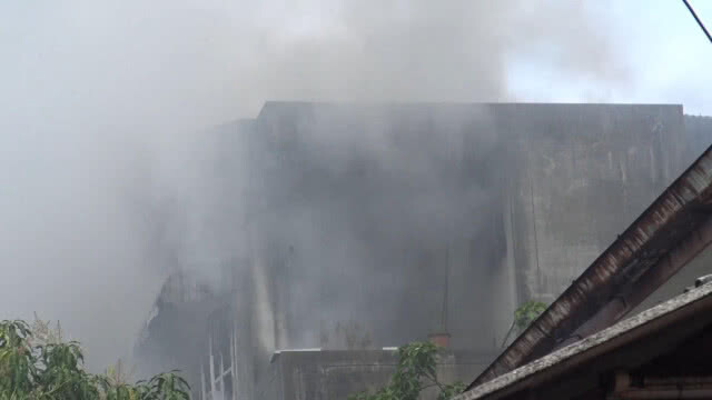 เกิดเหตุไฟไหม้บ้านในชุมชนหนาแน่น กลางเมืองสงขลา
