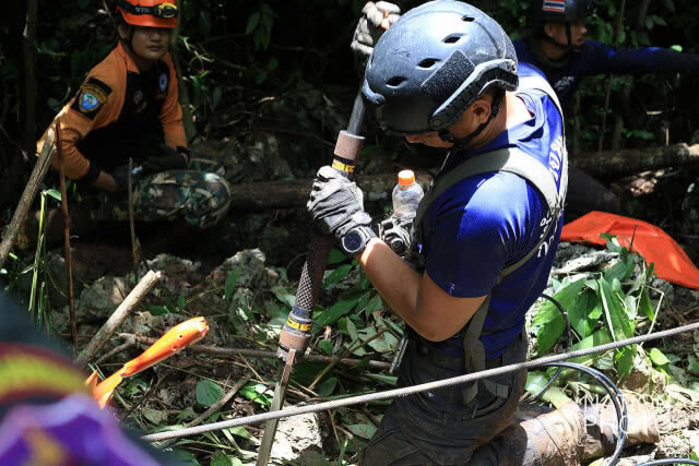 นี่สิหัวหน้า!!! ผบ.ตร.นำทีมสำรวจปล่อง "ถ้ำหลวง" ที่คาดว่าจะลงไปถึงห้องโถงใหญ่ได้ (ภาพชุด)