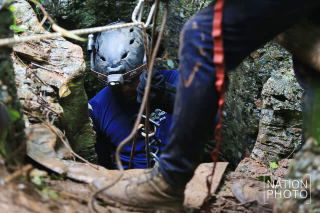 นี่สิหัวหน้า!!! ผบ.ตร.นำทีมสำรวจปล่อง "ถ้ำหลวง" ที่คาดว่าจะลงไปถึงห้องโถงใหญ่ได้ (ภาพชุด)