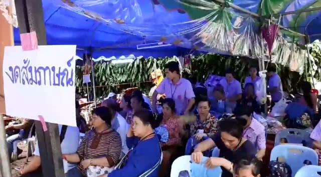 ส่งทีมหมอนวดแผนโบราณผ่อนคลายญาติทีมหมูป่า (มีคลิป)