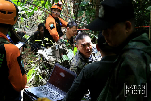 นี่สิหัวหน้า!!! ผบ.ตร.นำทีมสำรวจปล่อง "ถ้ำหลวง" ที่คาดว่าจะลงไปถึงห้องโถงใหญ่ได้ (ภาพชุด)