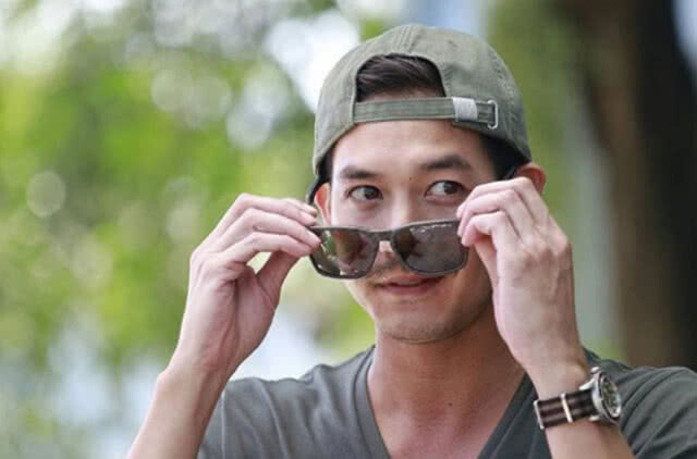 "เวียร์" ศุกลวัฒน์ หนีรถติดขึ้นบีทีเอส หล่อทะลุรถไฟฟ้า ดูแล้วฟิน ติดดินสุดๆ
