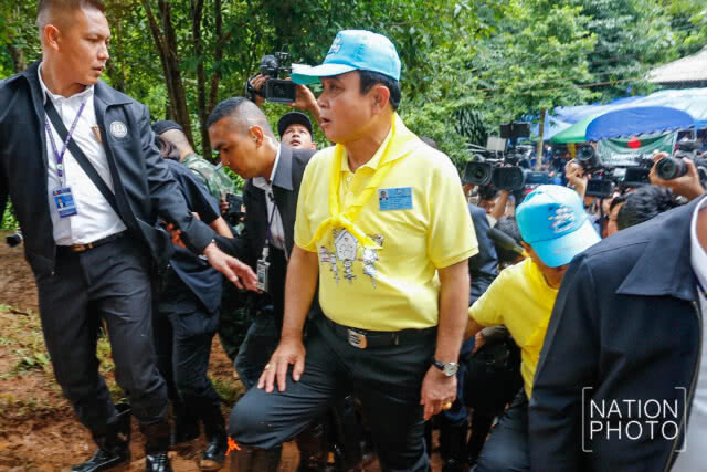 ประยุทธ์ ถึงถ้ำหลวง ตรวจเยี่ยม-ให้กำลังใจ ลั่นหากออกจากพัทยาบีชได้จะพาไปพัทยาของจริง