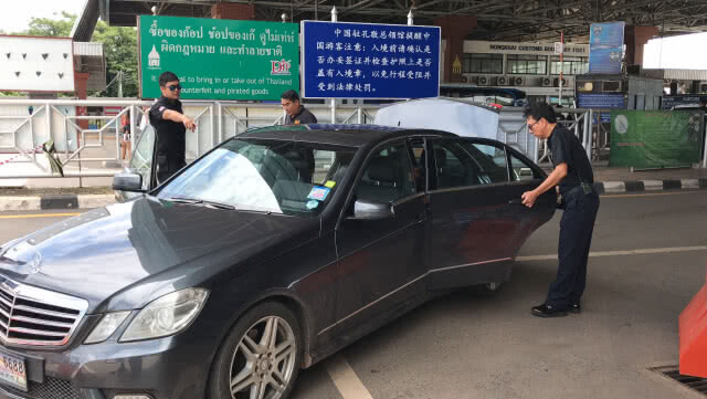 จับคาด่านเสี่ยขับเบนซ์ขนเงิน30ล.บ.ออกนอกประเทศ