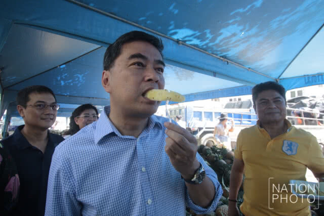 "ประชาธิปัตย์" เหมาสับปะรดแจกประชาชน
