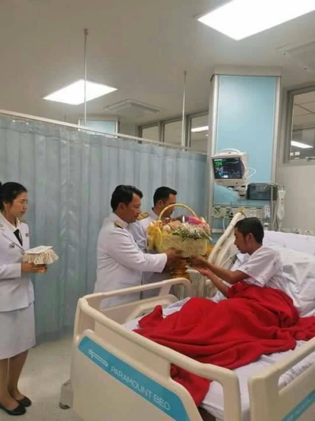 ในหลวง ร.10 พระราชทานของเยี่ยม จนท.บาดเจ็บ