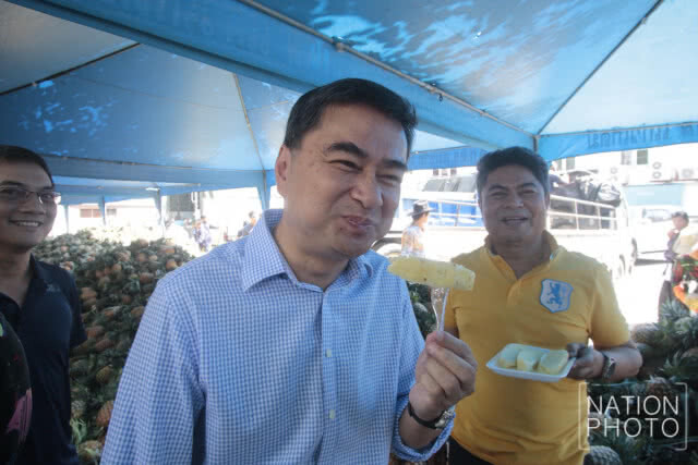 "ประชาธิปัตย์" เหมาสับปะรดแจกประชาชน