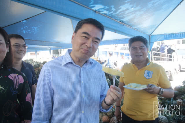 "ประชาธิปัตย์" เหมาสับปะรดแจกประชาชน