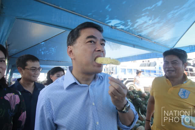 "ประชาธิปัตย์" เหมาสับปะรดแจกประชาชน