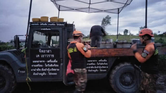 น้ำใจคนไทยไม่ทิ้งกัน!! หนุ่มตั้งครัวจิตอาสา บริการหน้าถ้ำหลวง
