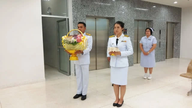 ในหลวง ร.10 พระราชทานของเยี่ยม จนท.บาดเจ็บ