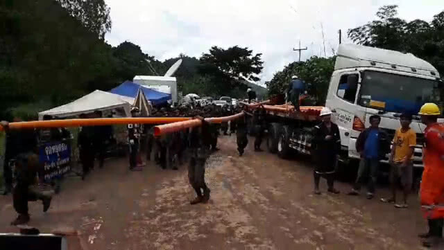 ปตท.ลำเลียงท่อแก๊สต่อเครื่องสูบน้ำออกจากถ้ำหลวง