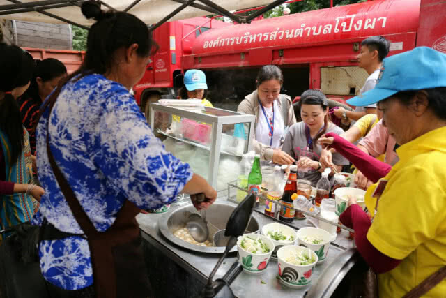 น้ำใจคนไทย... ลุง"งด"ขายก๋วยเตี๋ยว ตั้งใจแจกให้ทีมช่วย 13 หมูป่า เข็นรถขึ้นถ้ำหลวงลื่น จนท.รีบช่วย