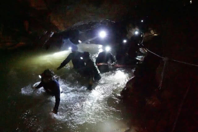 หน่วย"ซีล"ขอรับการสนับสนุนEmergency foil space blankets