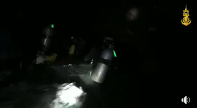 (คลิป) ซีลถึงห้องโถง 3 ถ้ำหลวง เร่งวางเชือกสู่สามแยก