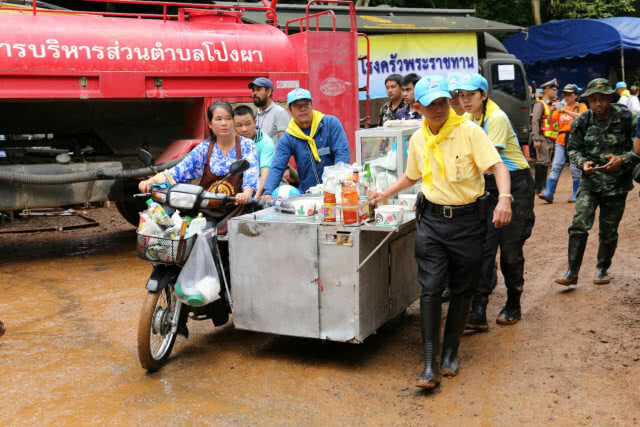 น้ำใจคนไทย... ลุง"งด"ขายก๋วยเตี๋ยว ตั้งใจแจกให้ทีมช่วย 13 หมูป่า เข็นรถขึ้นถ้ำหลวงลื่น จนท.รีบช่วย