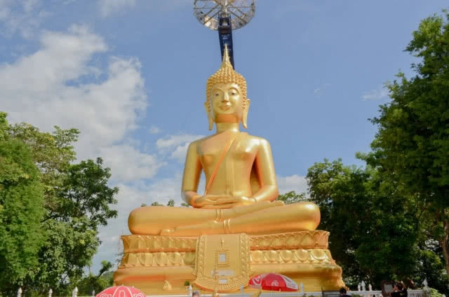 ไหว้ขอพรพระสุภัทรบพิตรบุรีรัมย์ อธิษฐานให้ทีมหมูป่าอะคาเดมี่ปลอดภัย