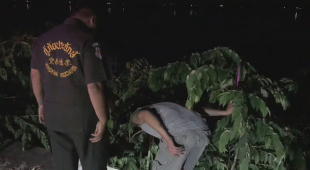 หนุ่มยืนฉี่ริมโขงพลาด!  ถูกเหล็กหัวตอม่อเสียบ