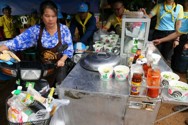 น้ำใจคนไทย... ลุง"งด"ขายก๋วยเตี๋ยว ตั้งใจแจกให้ทีมช่วย 13 หมูป่า เข็นรถขึ้นถ้ำหลวงลื่น จนท.รีบช่วย