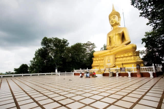 ไหว้ขอพรพระสุภัทรบพิตรบุรีรัมย์ อธิษฐานให้ทีมหมูป่าอะคาเดมี่ปลอดภัย