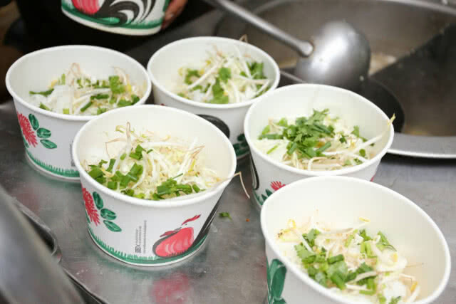 น้ำใจคนไทย... ลุง"งด"ขายก๋วยเตี๋ยว ตั้งใจแจกให้ทีมช่วย 13 หมูป่า เข็นรถขึ้นถ้ำหลวงลื่น จนท.รีบช่วย