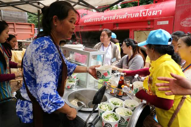 น้ำใจคนไทย... ลุง"งด"ขายก๋วยเตี๋ยว ตั้งใจแจกให้ทีมช่วย 13 หมูป่า เข็นรถขึ้นถ้ำหลวงลื่น จนท.รีบช่วย