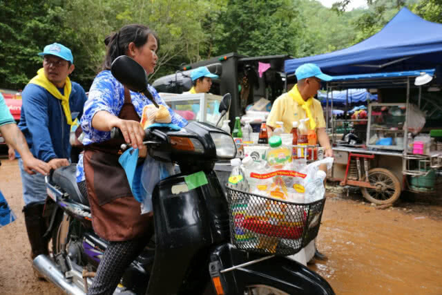 น้ำใจคนไทย... ลุง"งด"ขายก๋วยเตี๋ยว ตั้งใจแจกให้ทีมช่วย 13 หมูป่า เข็นรถขึ้นถ้ำหลวงลื่น จนท.รีบช่วย