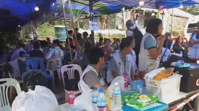 ญาติทีมหมูป่าเกาะติดสถานการณ์นักจิตวิทยาร่วมพูดคุย